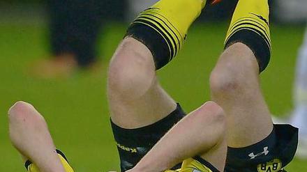 Er kann es kaum fassen: Dortmunds Jakub Blaszczykowski liegt auf dem Rasen nach dem Spiel. Es endete 4:4, das letzte Tor fiel erst in der Nachspielzeit. 