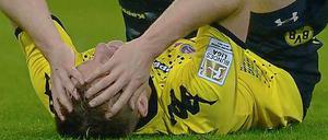 Er kann es kaum fassen: Dortmunds Jakub Blaszczykowski liegt auf dem Rasen nach dem Spiel. Es endete 4:4, das letzte Tor fiel erst in der Nachspielzeit. 