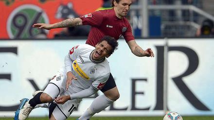 Gladbach strauchelt, Hannover marschiert weiter. Hier setzt sich Emmanuel Pogatetz (r.) gegen Igor de Camargo durch. 