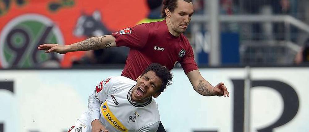 Gladbach strauchelt, Hannover marschiert weiter. Hier setzt sich Emmanuel Pogatetz (r.) gegen Igor de Camargo durch. 