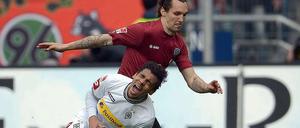 Gladbach strauchelt, Hannover marschiert weiter. Hier setzt sich Emmanuel Pogatetz (r.) gegen Igor de Camargo durch. 