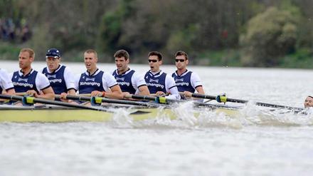 Plötzlich tauchte ein Schwimmer (ganz recht) vor dem Oxford-Boot auf. Das Rennen wurde daraufhin unterbrochen.