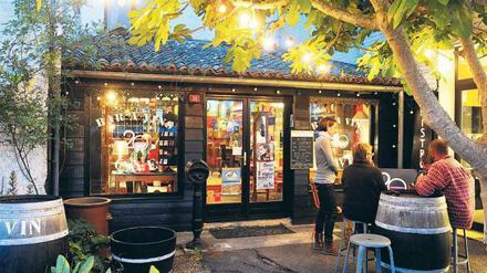 Das gute Leben. Auf der Île de Ré herrscht auch während der Saison große Gelassenheit. Essen, trinken, plaudern – mehr braucht hier niemand zur Erholung. Foto: laif