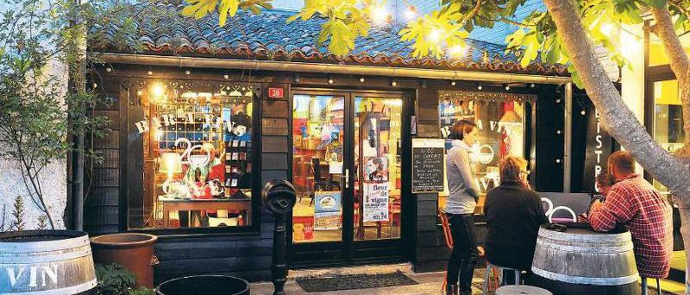Das gute Leben. Auf der Île de Ré herrscht auch während der Saison große Gelassenheit. Essen, trinken, plaudern – mehr braucht hier niemand zur Erholung. Foto: laif