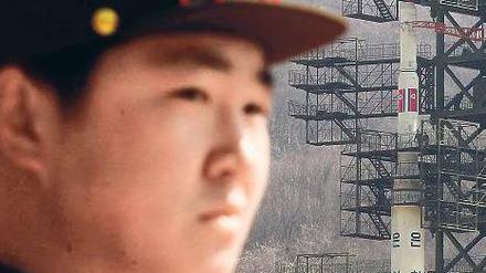 Gut bewacht. Die nordkoreanische Rakete, die jetzt internationalen Journalisten vorgeführt wurde.