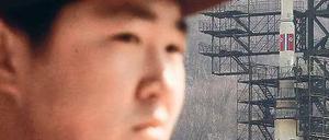Gut bewacht. Die nordkoreanische Rakete, die jetzt internationalen Journalisten vorgeführt wurde.