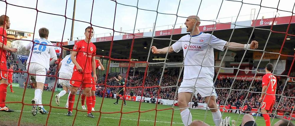 Jubel kurz vor Schluss. Hansa Rostock siegt im Ostderby bei Energie Cottbus und sammelt weitere wichtige Punkte im Abstiegskampf.