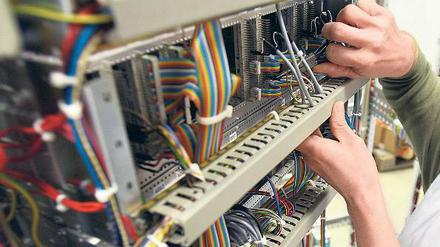 Kabel überprüfen. Bewerber sollten handwerkliches Geschick mitbringen. Foto: dpa