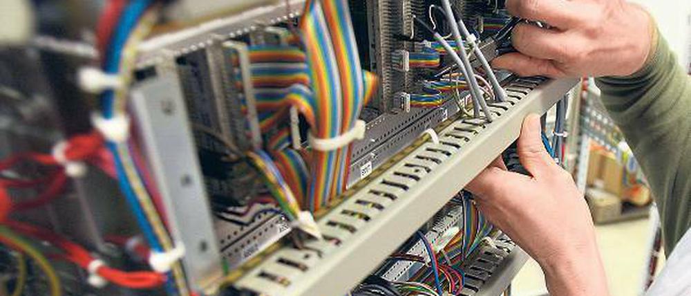 Kabel überprüfen. Bewerber sollten handwerkliches Geschick mitbringen. Foto: dpa