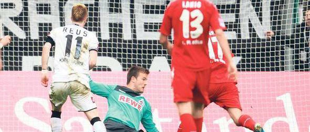 Die Entscheidung. Marco Reus lässt alle Kölner stehen und trifft zum 2:0. Foto: Reuters