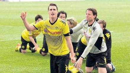 Der Siegeszug geht weiter. Kapitän Sebastian Kehl führt die schwarz-gelbe Parade nach dem Sieg im Revierderby in der Gelsenkirchener Arena an. 