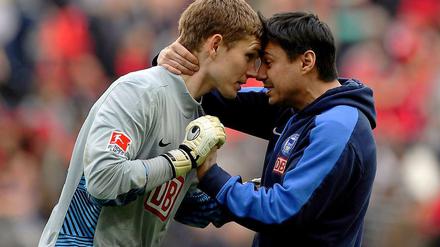 Es gibt immer einen Grund zum Feiern. Selbst nach dem aufwühlenden 3:3 in Leverkusen, wie Berlins Torhüter Thomas Kraft (l.) und Kotrainer Ante Covic zeigen.
