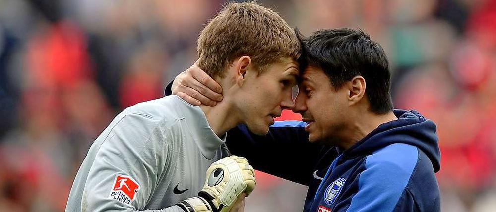 Es gibt immer einen Grund zum Feiern. Selbst nach dem aufwühlenden 3:3 in Leverkusen, wie Berlins Torhüter Thomas Kraft (l.) und Kotrainer Ante Covic zeigen.