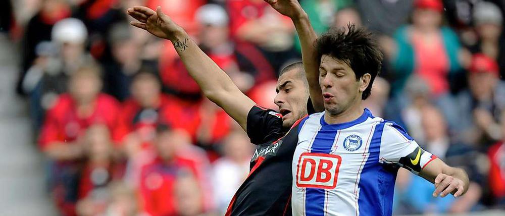 Lewan Kobiaschwili soll Bayer-Stürmer Eren Derdiyok in dieser Szene im Strafraum gefoult haben. Elfmeter für Bayer, Rot für Kobiaschwili.