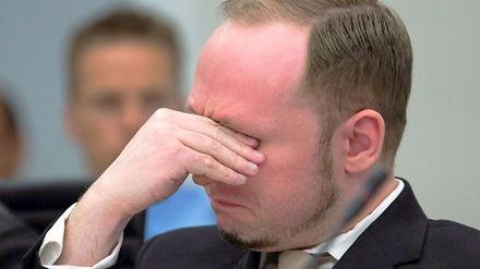 Im Prozess hat das Gericht am Montag einen Kurzfilm gezeigt, den Breivik am Tag der Anschläge veröffentlicht hatte. Während der zwölf Minuten lange Film im Verhandlungssaal auf einer Großleinwand lief, wischte sich der Angeklagte Tränen aus den Augen. In dem Film sind Fotos und Zeichnungen zu sehen, die vor allem muslimische Fundamentalisten zeigen.