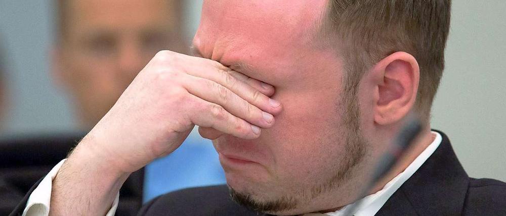 Im Prozess hat das Gericht am Montag einen Kurzfilm gezeigt, den Breivik am Tag der Anschläge veröffentlicht hatte. Während der zwölf Minuten lange Film im Verhandlungssaal auf einer Großleinwand lief, wischte sich der Angeklagte Tränen aus den Augen. In dem Film sind Fotos und Zeichnungen zu sehen, die vor allem muslimische Fundamentalisten zeigen.