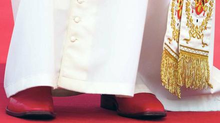 Beide Füße fest am Boden. Wenn es ein Wort gibt, das Papst Benedikt XVI. zusammenfasst, dann ist das: Kontinuität. Seine Maxime lautet: „Vermeide jedweden Bruch.“ 