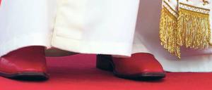 Beide Füße fest am Boden. Wenn es ein Wort gibt, das Papst Benedikt XVI. zusammenfasst, dann ist das: Kontinuität. Seine Maxime lautet: „Vermeide jedweden Bruch.“ 