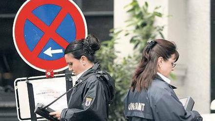 Halteverbot. Wer sich nicht daran hält, bekommt einen Zettel von den Damen vom Ordnungsamt. Dahinter steckt ein Geschäft.