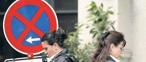 Halteverbot. Wer sich nicht daran hält, bekommt einen Zettel von den Damen vom Ordnungsamt. Dahinter steckt ein Geschäft.
