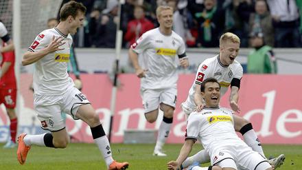 Wie vom Hafer gestochen: Der Mönchengladbacher Juan Arango (vorne) jubelt mit Marco Reus (r.), Mike Hanke (M.) und Havard Nordtveit (l.) über seinen Treffer zum 1:0.