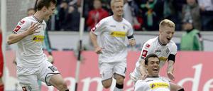 Wie vom Hafer gestochen: Der Mönchengladbacher Juan Arango (vorne) jubelt mit Marco Reus (r.), Mike Hanke (M.) und Havard Nordtveit (l.) über seinen Treffer zum 1:0.