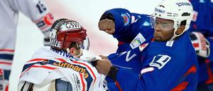 Immer feste druff: Der Berliner Sven Felski prügelt sich mit dem Mannheimer Shawn Belle (r.). Im Finale treffen Berlin und Mannheim wieder aufeinander und kämpfen um die Vormachtstellung im deutschen Eishockey.