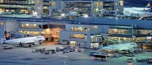 Der Frankfurter Flughafen. Sollten die Abgeordneten im Europäischen Parlament dem Abkommen über die Weitergabe von Fluggastdaten mit dem USA zustimmen, wird die Grenze zum Präventionsstaat überschritten, meint Jan Phillip Albrecht. 