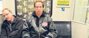 Auf der Besucherritze. Die neuen Schalensitze in der U-Bahn bieten einen gewöhnungsbedürtigen Komfort. Wer Pech hat, der bekommt die Kante zwischen den Schalen zu spüren, wie diese beiden Herren demonstrieren.