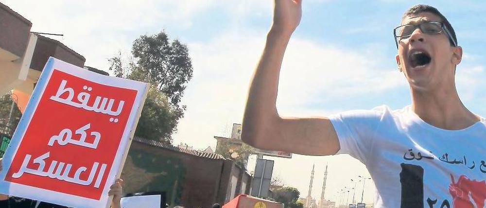 „Nieder mit der Militärherrschaft“. Studierende demonstrieren in Kairo. An säkularen wie an religiösen Unis gibt es Proteste. 