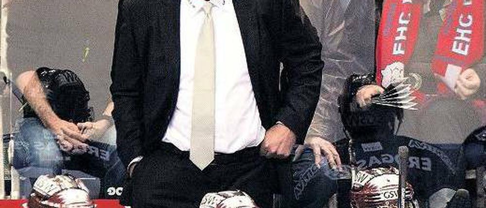 Da schweigt der Boss. Sichtlich irritiert verfolgt Trainer Don Jackson das Spiel seiner Eisbären gegen Straubing. Foto: dpa