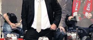 Da schweigt der Boss. Sichtlich irritiert verfolgt Trainer Don Jackson das Spiel seiner Eisbären gegen Straubing. Foto: dpa