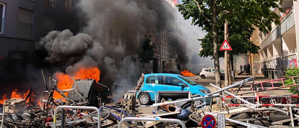 Mitte Juni brennen Barrikaden in der Rigaer Straße. Grund ist die anstehende Brandschutzbegehung. 