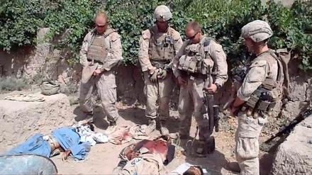 Januar 2012: Bilder eines Skandalvideos zeigen US-Solaten, die auf getötete Taliban-Kämpfer urinieren sollen.