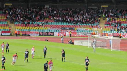 Der Spitzenreiter aus Halle (in Rot und Weiß) siegt locker und leicht bei Hertha II.