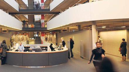 Auf den Tüv warten. Die meisten Studiengänge an der FU sind noch nicht akkreditiert. 