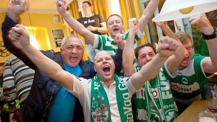 Fans des Fußball-Zweitligisten SpVgg Greuther Fürth bejubeln den Aufstieg ihrer Mannschaft.