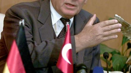 Otto Schily wagte eine rasche Prognose. Am 10. Juni 2004, einen Tag nach der Explosion einer Nagelbombe vor einem türkischen Friseursalon in Köln, verkündete der damalige Bundesinnenminister, der Anschlag habe vermutlich keinen terroristischen Hintergrund. Heute bekennt sich der Ex-Bundesinnenminister zur politischer Verantwortung für das Versagen der Sicherheitsbehörden im Fall der Terrorgruppe.