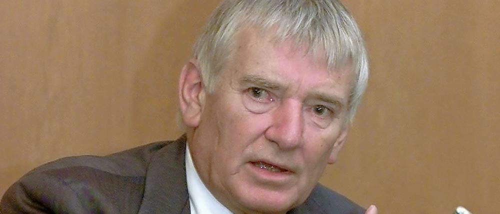 Otto Schily wagte eine rasche Prognose. Am 10. Juni 2004, einen Tag nach der Explosion einer Nagelbombe vor einem türkischen Friseursalon in Köln, verkündete der damalige Bundesinnenminister, der Anschlag habe vermutlich keinen terroristischen Hintergrund. Heute bekennt sich der Ex-Bundesinnenminister zur politischer Verantwortung für das Versagen der Sicherheitsbehörden im Fall der Terrorgruppe.