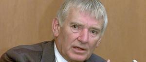 Otto Schily wagte eine rasche Prognose. Am 10. Juni 2004, einen Tag nach der Explosion einer Nagelbombe vor einem türkischen Friseursalon in Köln, verkündete der damalige Bundesinnenminister, der Anschlag habe vermutlich keinen terroristischen Hintergrund. Heute bekennt sich der Ex-Bundesinnenminister zur politischer Verantwortung für das Versagen der Sicherheitsbehörden im Fall der Terrorgruppe.