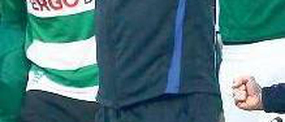 So jubelt Fürth. Trainer Mike Büskens im Kreis seiner Spieler. Foto: dpa