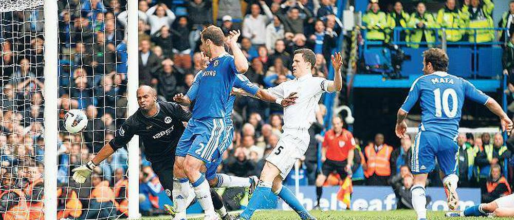 Nummer zehn spielt vor. Juan Mata (rechts, im Pokal-Halbfinale gegen Tottenham) setzt die fußballerischen Akzente in Chelseas gealterter Mannschaft. Foto: AP