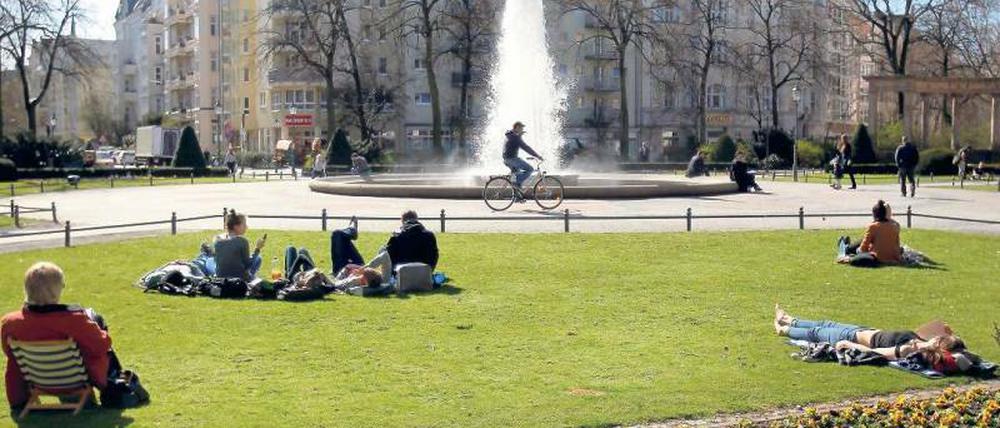 Freiluftsaison eröffnet. Passend zum Frühling wurde nach der Winterpause die Fontäne des unter Denkmalschutz stehenden Viktoria-Luise-Brunnens wieder zum Sprudeln gebracht. Foto: Wolfgang Kumm dpa/lbn