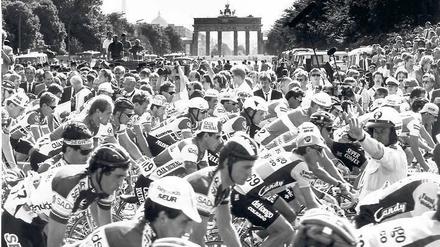 Vor 25 Jahren. Am 2. Juni 1987 startete die Tour de France in Berlin – aus Anlass der 750-Jahr-Feiern der damals noch geteilten Stadt. Foto: dpa/Holschneider
