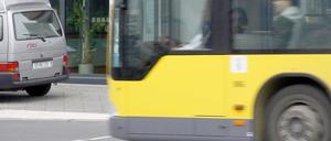 Ein Bus der BVG verursachte am Montagabend einen Unfall und rammte zwei Autos.