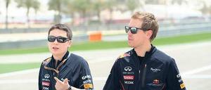 Sand in die Augen. Sebastian Vettel inspiziert mit einem Ingenieur die Rennstrecke in Bahrain. 