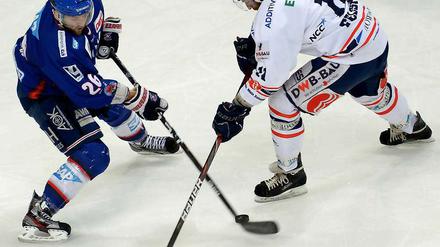 Schneller und wacher. Die Eisbären um Sven Felski (r.) kamen im zweiten Finalspiel in Mannheim häufig einen Schritt zu spät.