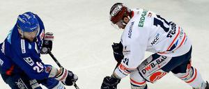 Schneller und wacher. Die Eisbären um Sven Felski (r.) kamen im zweiten Finalspiel in Mannheim häufig einen Schritt zu spät.