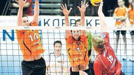 Nah am Ziel. Scott Touzinsky (Mitte) und die Berlin Volleys bestreiten heute das entscheidende Meisterschaftsspiel.