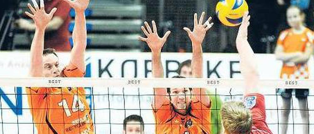 Nah am Ziel. Scott Touzinsky (Mitte) und die Berlin Volleys bestreiten heute das entscheidende Meisterschaftsspiel.